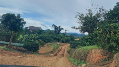 Người dân một ngôi làng ở Lâm Đồng tự bỏ tiền mở đường phá thế "biệt lập"