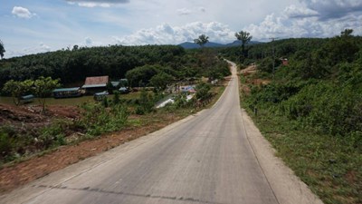 Người dân hiến đất làm đường giúp huyện Bảo Lâm giảm nghèo bền vững