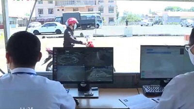 Thanh thiếu niên dân tộc thiểu số được đào tạo lái xe máy, máy kéo