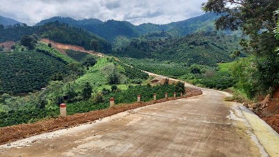 Toàn dân huyện nghèo Đam Rông (Lâm Đồng) hiến đất làm đường