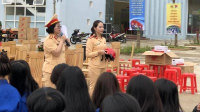 Cảnh sát giao thông lên núi, xuống biển tuyên truyền an toàn giao thông