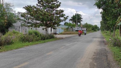 Đồng bào dân tộc hiến đất mở đường, lắp đèn chiếu sáng làm đẹp đường quê