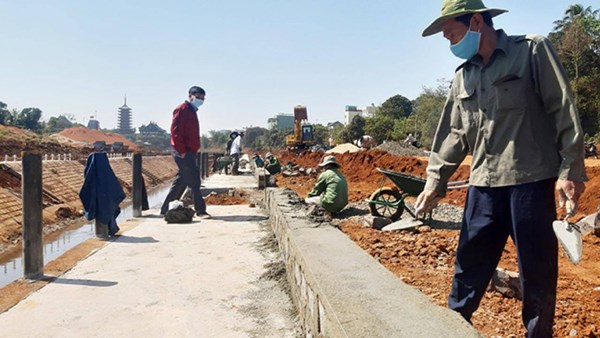 Người dân Gia Lai góp tiền, dỡ tường rào hiến đất làm đường giao thông