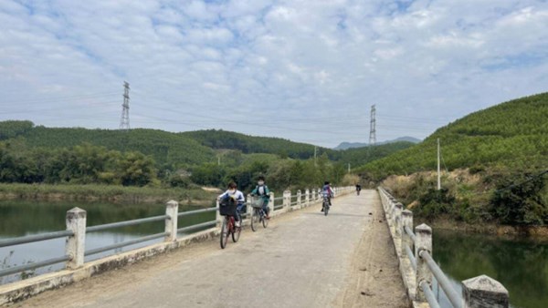 Cầu đường giúp phá thế "ốc đảo" của bản người Dao giữa rừng xanh