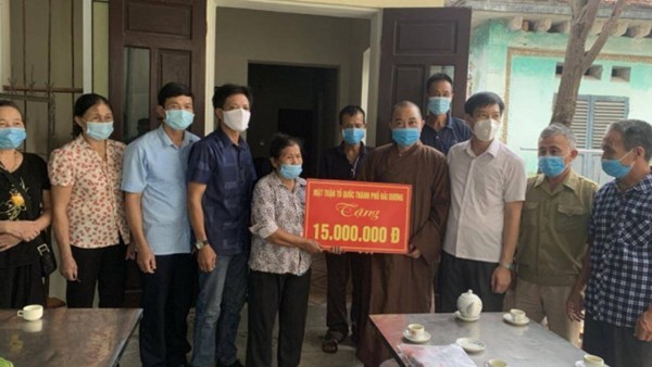 Bà con giáo dân ủng hộ tiền, hiến đất, góp công làm đường giao thông