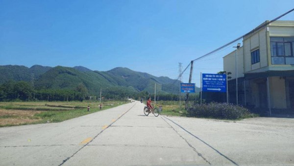 Một trưởng thôn người Dao vận động hiến hàng nghìn m2 đất mở đường