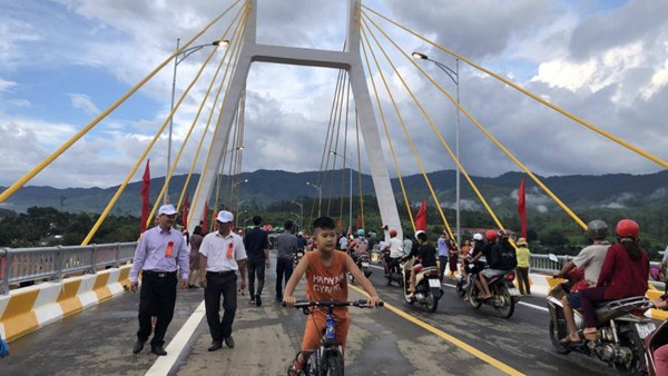Những cây cầu làm thay đổi buôn làng Kon Tum