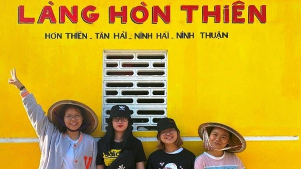 Những con đường bích họa độc đáo ở xứ đạo Hòn Thiên